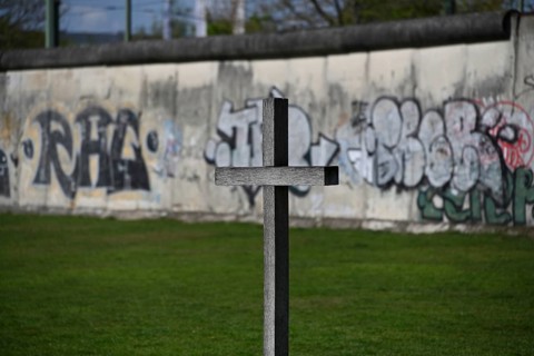 The wooden memorial cross of the Sophiengemeinde commemorates bomb victims of the Second World War