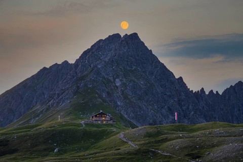 Full moon over the Fiderepasshütte and Hammerspitze, 2260m, Allgäu Alps, Allgäu, Bavaria, Germany,