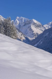 Oytal in winter, behind it Schneck, 2268m, and Himmelhorn, 2113m, near Oberstdorf, Oberallgäu,