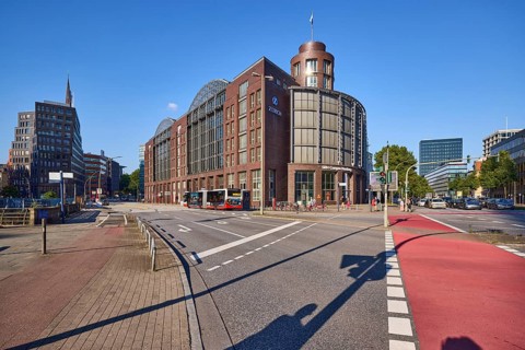 SRH Campus Hamburg on the corner of Willy-Brandt-Strasse and Domstrasse with pedestrian crossing