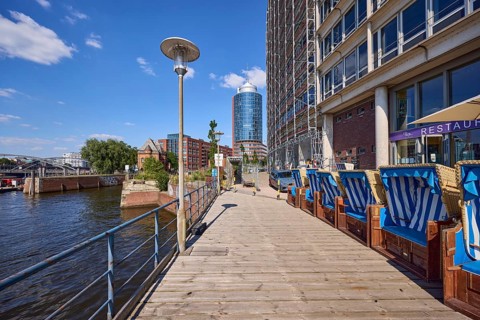 Niederhafen at Kehr-Wieder-Spitze with wooden jetty, lantern and beach chairs, Hanseatic Trade