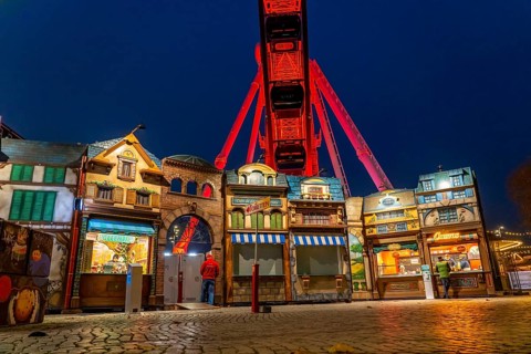 Old town, empty Burgplatz, on the banks of the Rhine, Ferris wheel, Wheel of Vision, with many