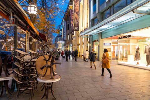 Königsallee shopping street, Kö, Christmas decorations, closed catering establishments, little