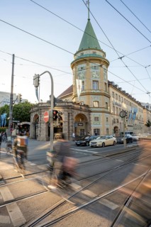 Cyclists crossing the traffic light at red at Stiglmaierplatz, motion blur, Löwenbräukeller of the