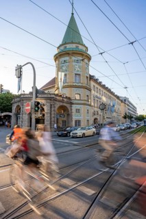 Cyclists crossing the traffic light at green at Stiglmaierplatz, motion blur, Löwenbräukeller of