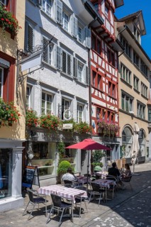 Schmiedgasse, pedestrian zone, shopping alleyway with outdoor catering, half-timbered buildings,
