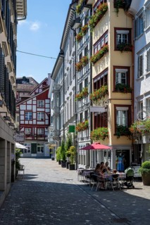 Schmiedgasse, pedestrian zone, shopping alleyway with outdoor catering, half-timbered buildings,