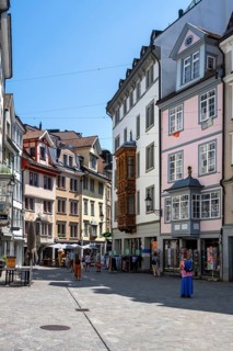 The Spisergasse, pedestrian zone, shopping alleyway with the famous wooden camel oriel in the