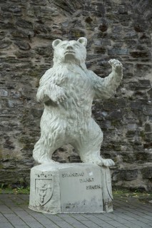 Sculpture and memorial Berlin Bear by Lilliy Voigt 1952, Lily, white, bear figure, Kölner Strasse,