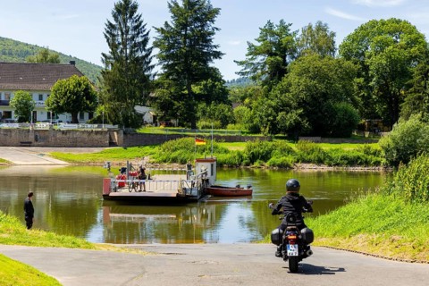 A small yaw rope ferry that transports vehicles quickly and reliably across the Weser from Hesse to