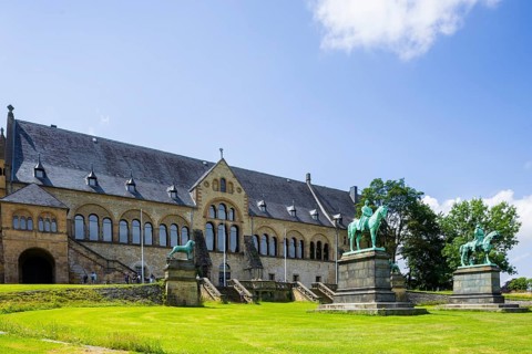 The imperial palace of Goslar covers an area of around 340 by 180 metres, situated at the foot of