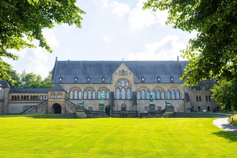 The imperial palace of Goslar covers an area of around 340 by 180 metres, situated at the foot of