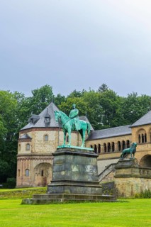 The imperial palace of Goslar covers an area of around 340 by 180 metres, situated at the foot of
