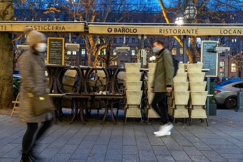 Königsallee shopping street, Kö, Christmas decorations, closed catering establishments, little