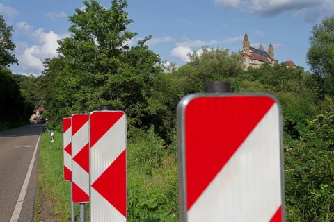 View from the roadside to the Comburg, Steinbach, Schwäbisch Hall-Steinbach, road sign, traffic
