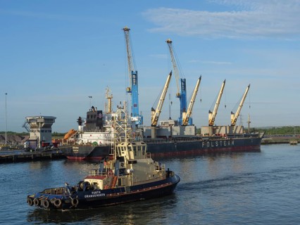 Harbour with big ships and cranes, peaceful atmosphere, blue sky, Newcastle, England, Great Britain