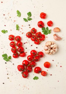 Zweig mit Mini-Kirschtomaten, mit Gewürzen und Kräutern, Knoblauch, Lebensmittel Hintergrund,