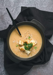 Cremesuppe, pürierte Suppe, beige, Champignon, Zwiebel, Blumenkohl, vegetarische Suppe
