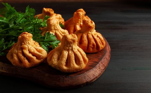 Frittiertes Khinkali, Khinkali mit Fleisch, traditionelles georgisches Gericht, keine Personen