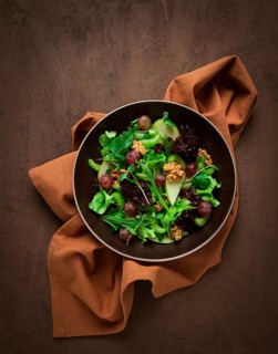 Frischer Salat, Waldorf, Staudensellerie, mit Apfel und Walnuss, Weintrauben, Kräuter, hausgemacht,