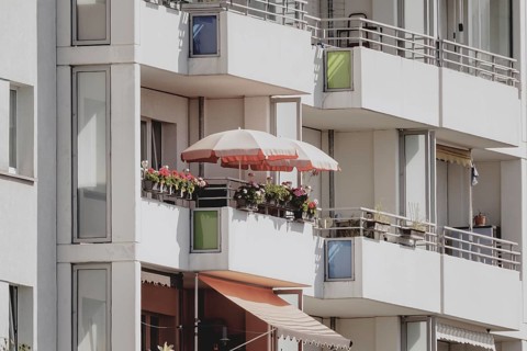 Parasol on the balcony of a prefabricated building, taken in Berlin, 07/08/2024