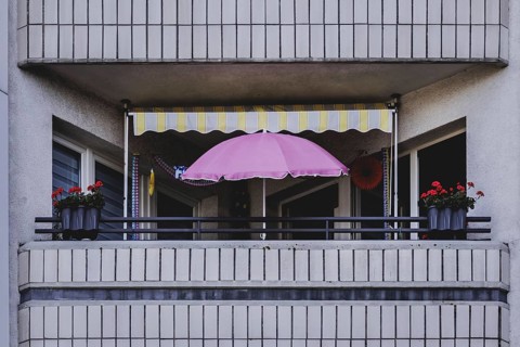 Parasol on the balcony of a prefabricated building, taken in Berlin, 07/08/2024