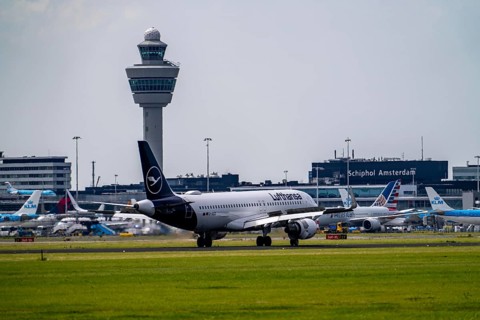 Lufthansa Airbus A320-214, aircraft landing at Amsterdam Schiphol Airport, Buitenveldertbaan,