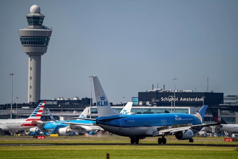 KLM Boeing 737-800, aircraft landing at Amsterdam Schiphol Airport, Buitenveldertbaan, 09/27, air