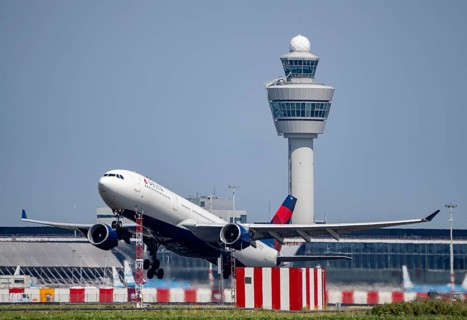Delta Airlines aircraft taking off at Amsterdam Schiphol Airport, Kaagbaan, 06/24, air traffic