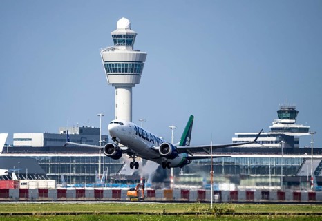 Icelandair aircraft taking off at Amsterdam Schiphol Airport, Kaagbaan, 06/24, air traffic control