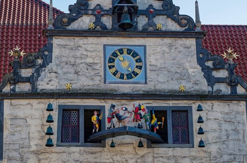 Dr Eisenbart Glockenspiel with figure carillon on the gable of the Weser Renaissance town hall on