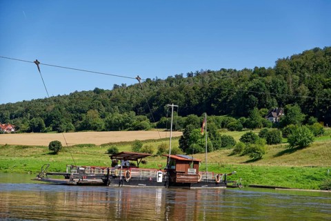Weser ferry Wahmbeck, a yaw rope ferry, in front of the pier at Gewissenruh. Wahmbeck, Bodenfelde,