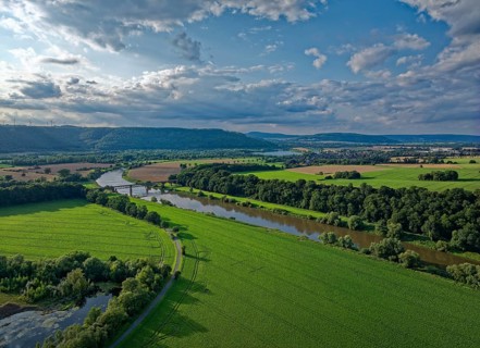 The Upper Weser flows through the southern Weserbergland between Beverungen and Höxter. Aerial