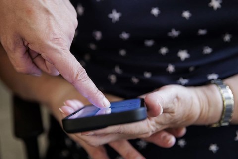 A daughter explains how to use a smartphone to her mum. Berlin, 05.08.2024