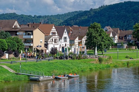 Münchhausen town of Bodenwerder on the banks of the Weser. Bodenwerder, Weserbergland, Lower