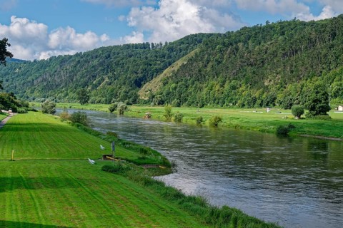 Weser and the park-like banks of the Weser near the Münchhausen town of Bodenwerder. Weserbergland,