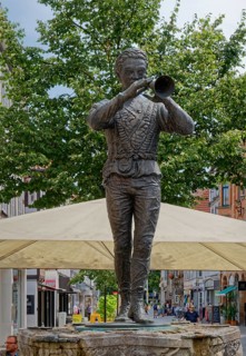 Statue of the Pied Piper of Hamelin on the Pied Piper Fountain in the city centre, Osterstrasse.