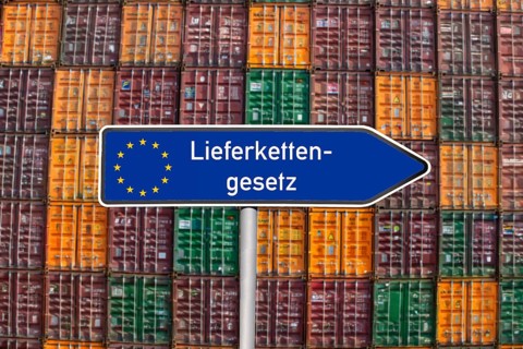 Symbolic image Supply Chain Act: Directional arrow with the inscription LIEFERKETTENGESETZ in front