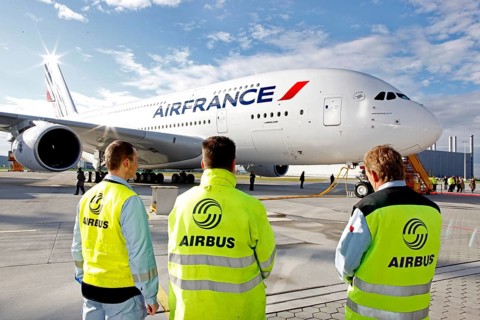 Hamburg, 30 October 2009, Airbus employees look at the first A 380 Airbus completed for Air France,