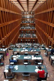 Berlin, 21.11.2009, Students in the reading room of the Jacob and Wilhelm Grimm Centre of the