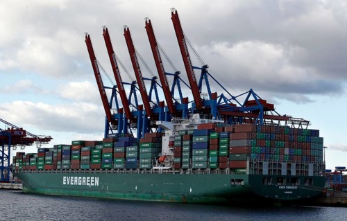 Hamburg, 18.10.2009, The Evergreen shipping company's container ship Ever Conquest in the Port of
