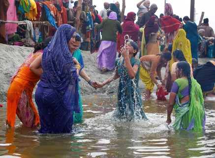 Allahabad, India, 20.01.2010, Hindus gather for the Magh Mela in Allahabad to take a holy dip at