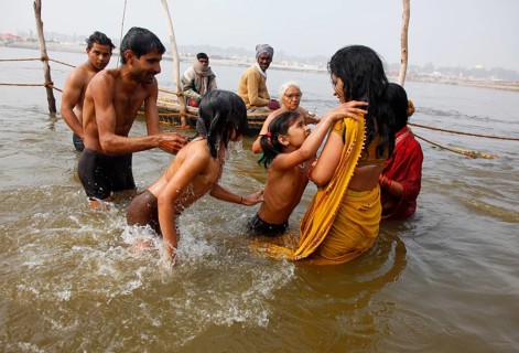 Allahabad, India, 20.01.2010, Hindus gather for the Magh Mela in Allahabad to take a holy dip at