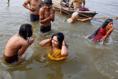 Allahabad, India, 20.01.2010, Hindus gather for the Magh Mela in Allahabad to take a holy dip at