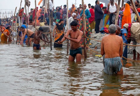 Allahabad, India, 20.01.2010, Hindus gather for the Magh Mela in Allahabad to take a holy dip at