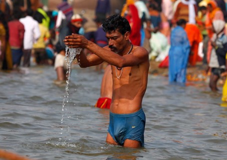 Allahabad, India, 20.01.2010, Hindus gather for the Magh Mela in Allahabad to take a holy dip at