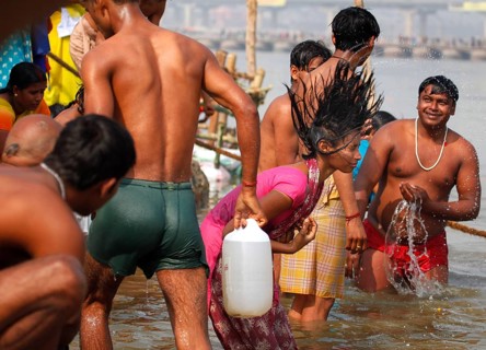 Allahabad, India, 20.01.2010, Hindus gather for the Magh Mela in Allahabad to take a holy dip at