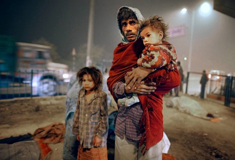 New Delhi, India, 21.01.2010, A homeless family searches for a place to sleep under a bridge,