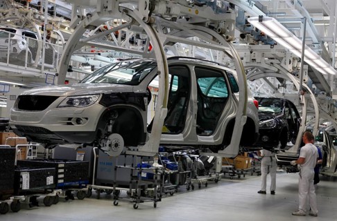 Wolfsburg, 08.03.2010, VW workers, production of the Volkswagen Tiguan, Wolfsburg, Germany, Europe