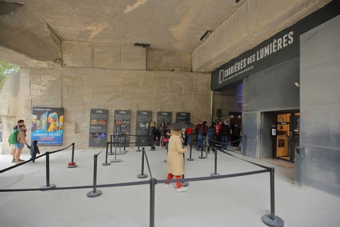 Entrance with people to the Carrières des Lumières, light show, multimedia, picture show, light